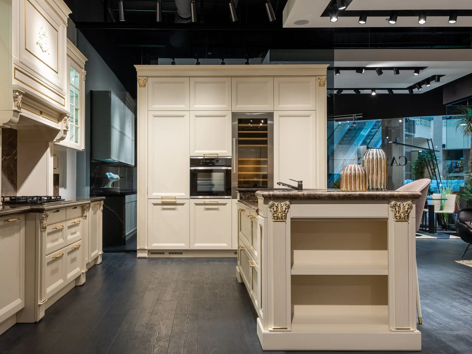 Cuisine équipée exposée dans un showroom, sans personne