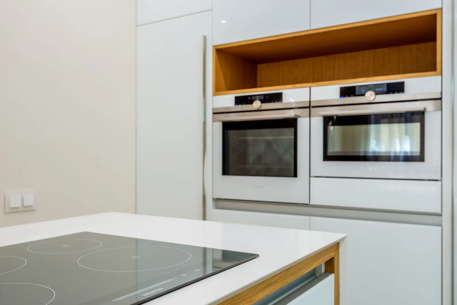 Four encastré et table de cuisson intégrés dans des meubles de cuisine