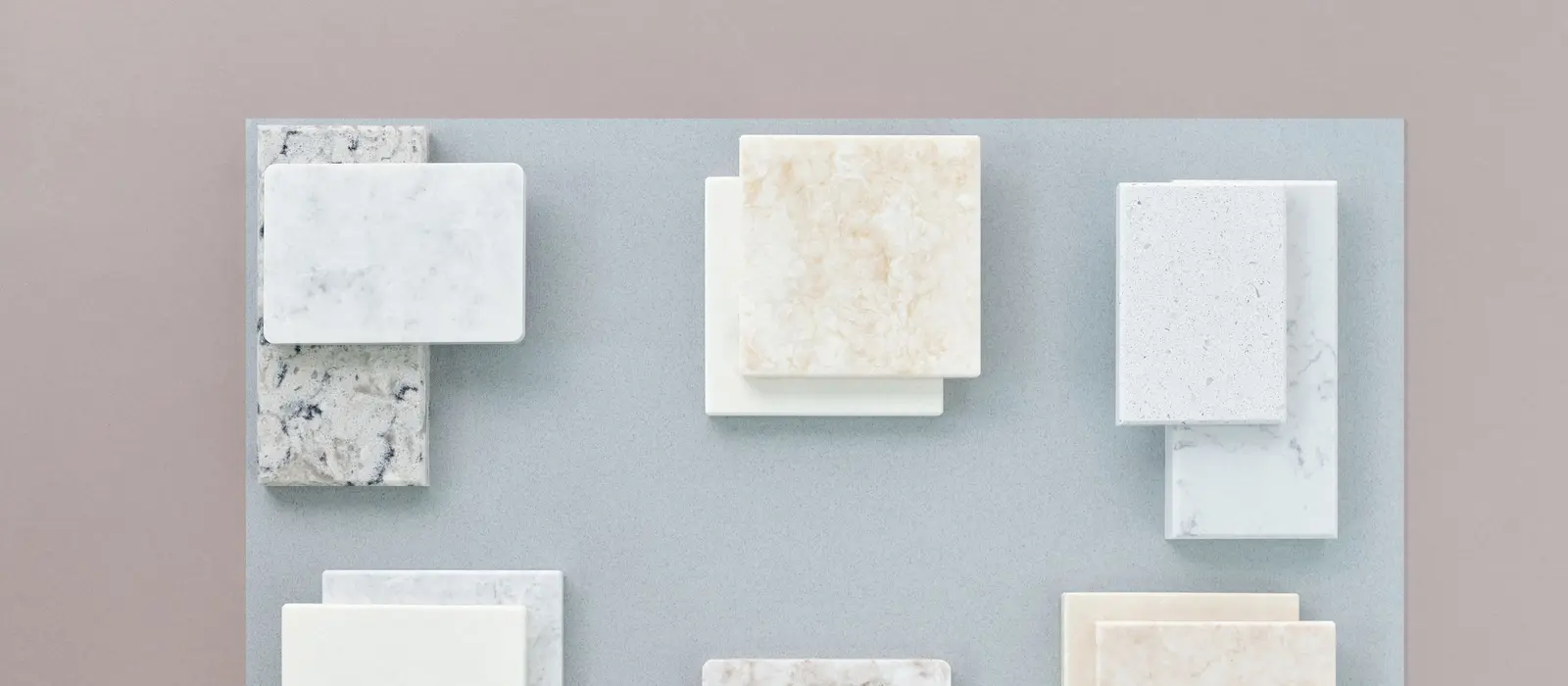 Échantillons de pierre et de quartz disposés sur un panneau