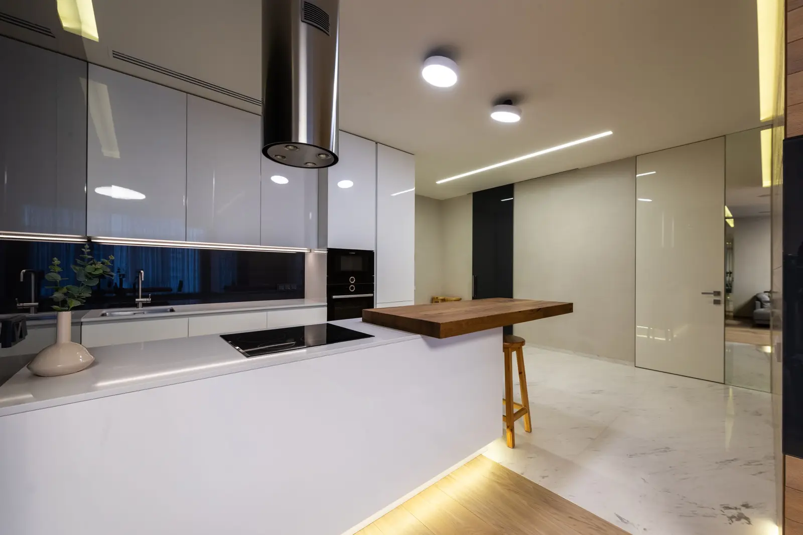 Reflet de la pièce dans une façade de cuisine laquée brillante