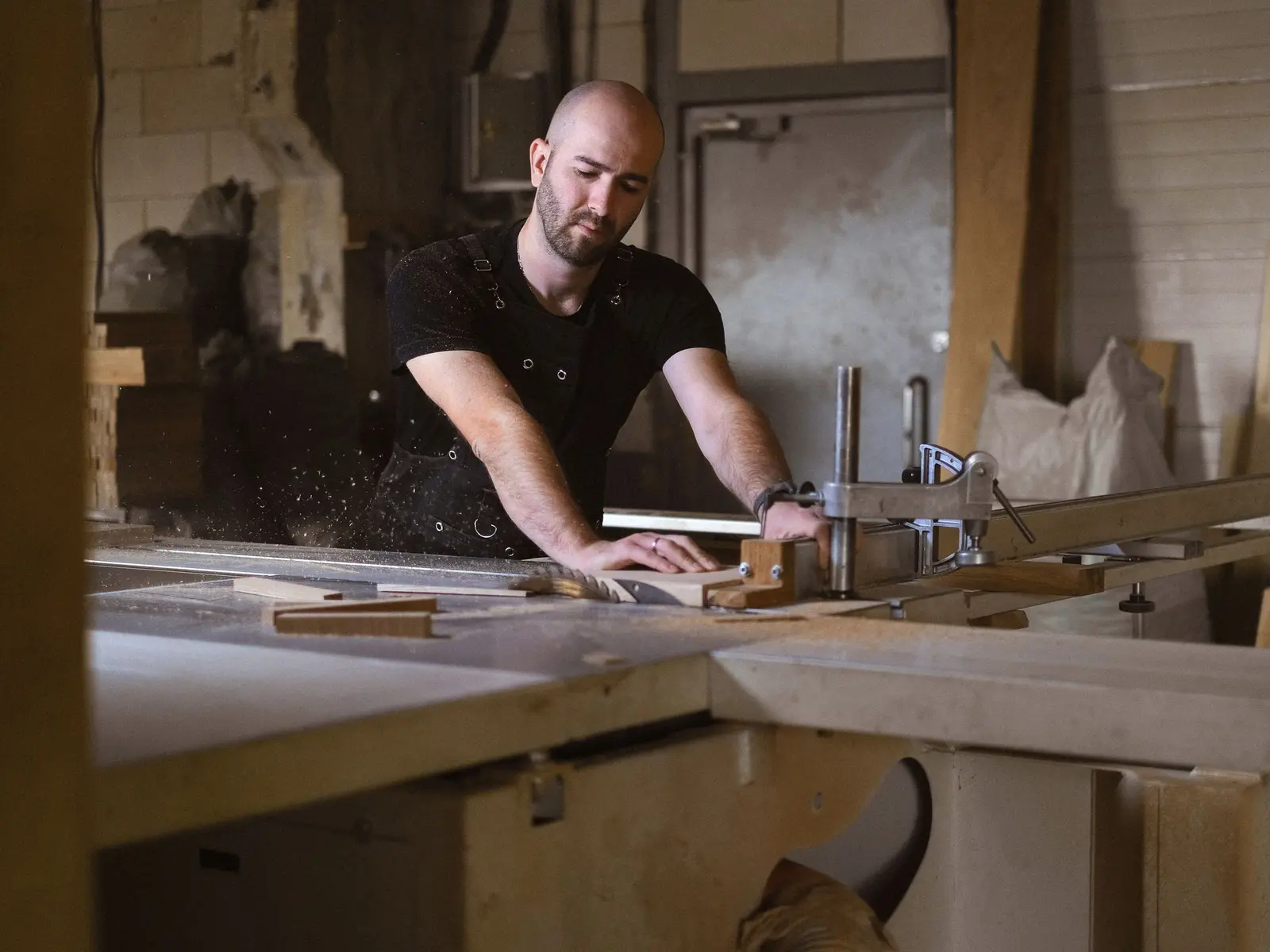 Menuisier au travail dans son atelier