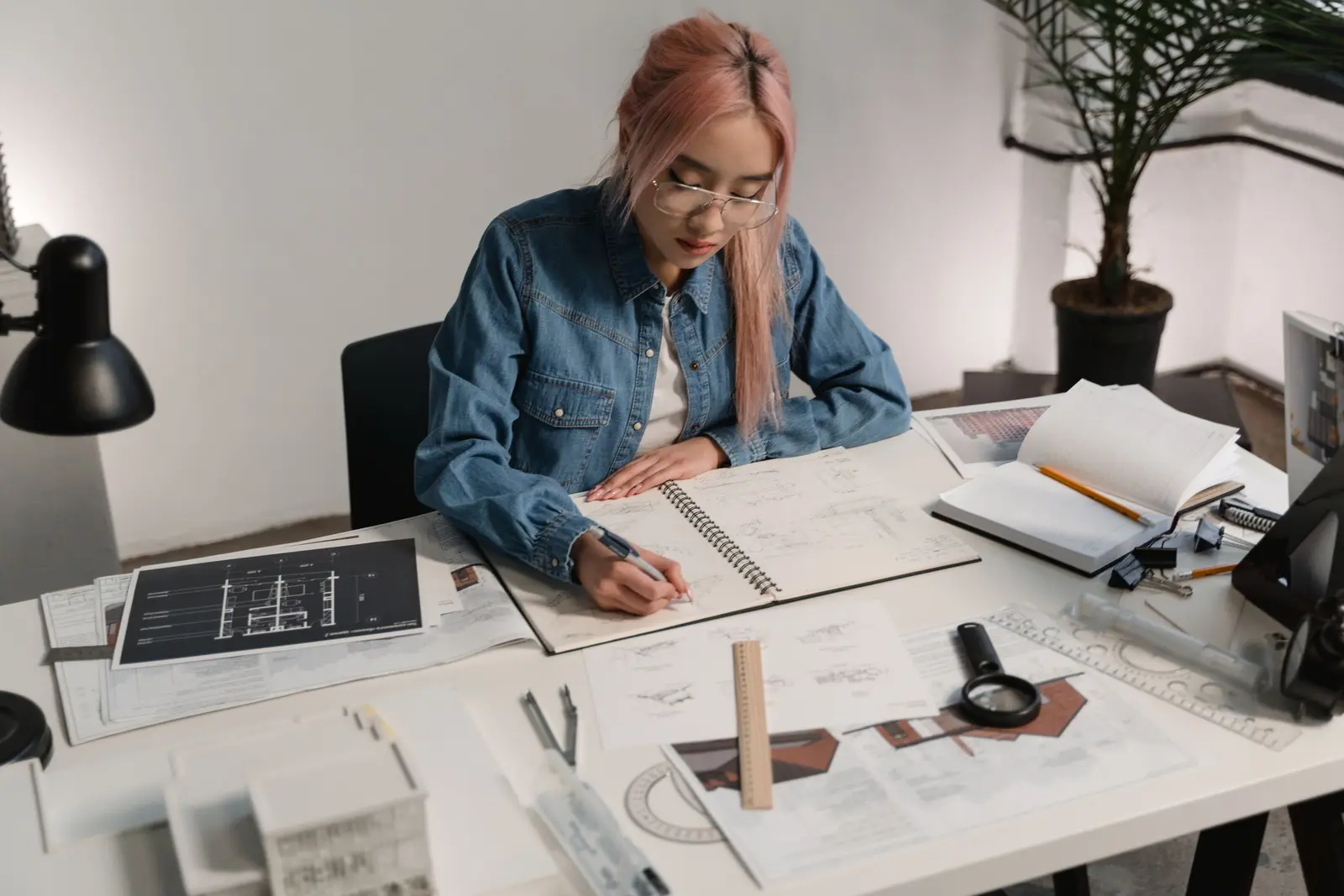 Plan d'aménagement dessiné à la main sur une table de travail