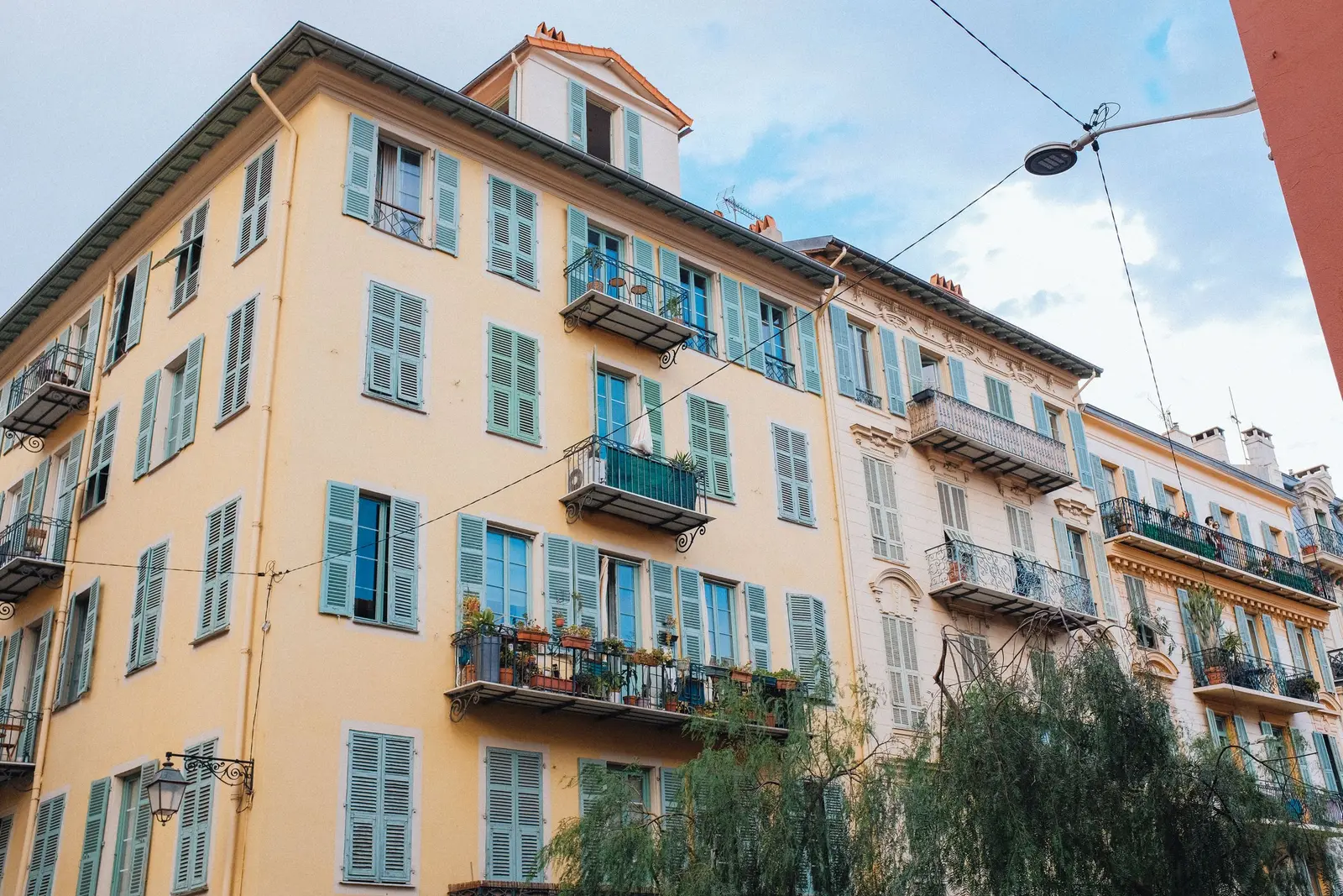 Façade d'immeuble ancien en ville méditerranéenne, aux nombreuses fenêtres