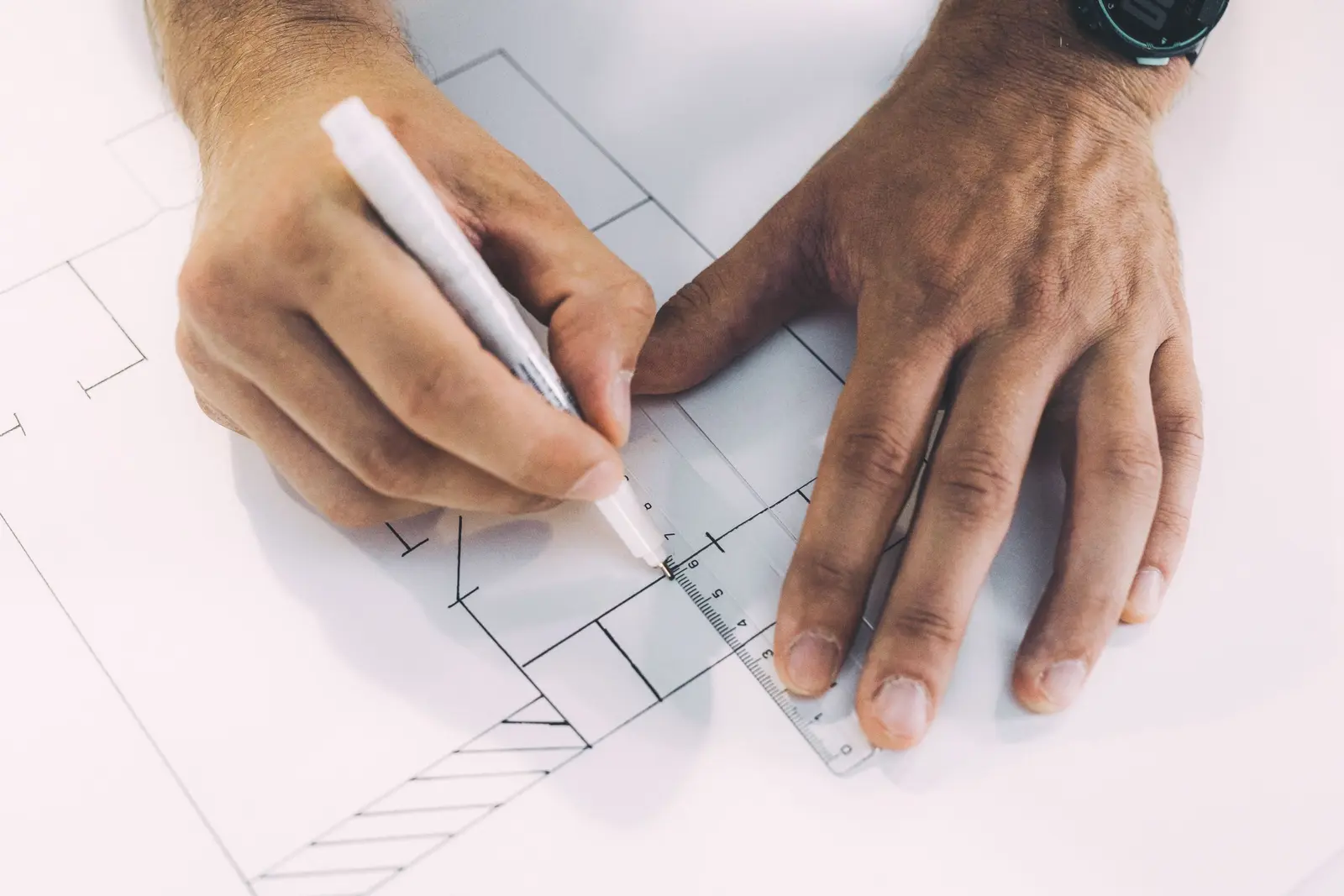 Plan dessiné à la main, à la règle et au crayon