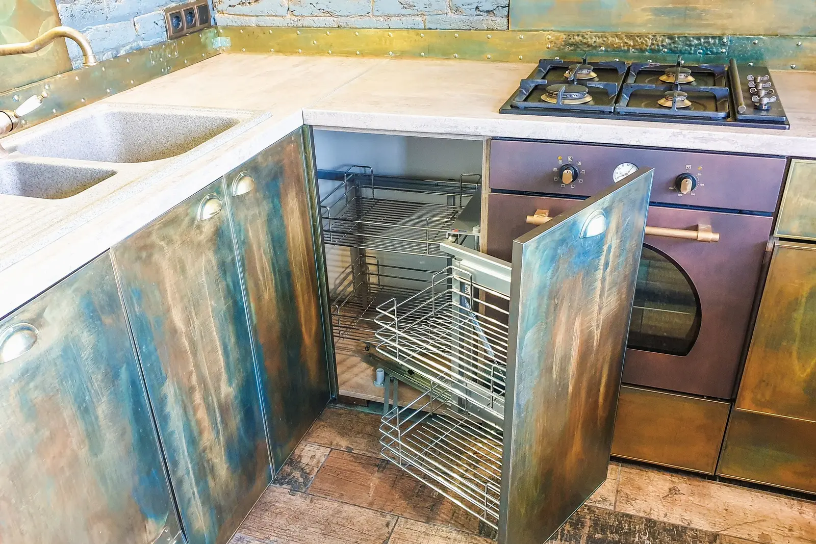 Meuble d'angle de cuisine dont les plateaux sortent du caisson