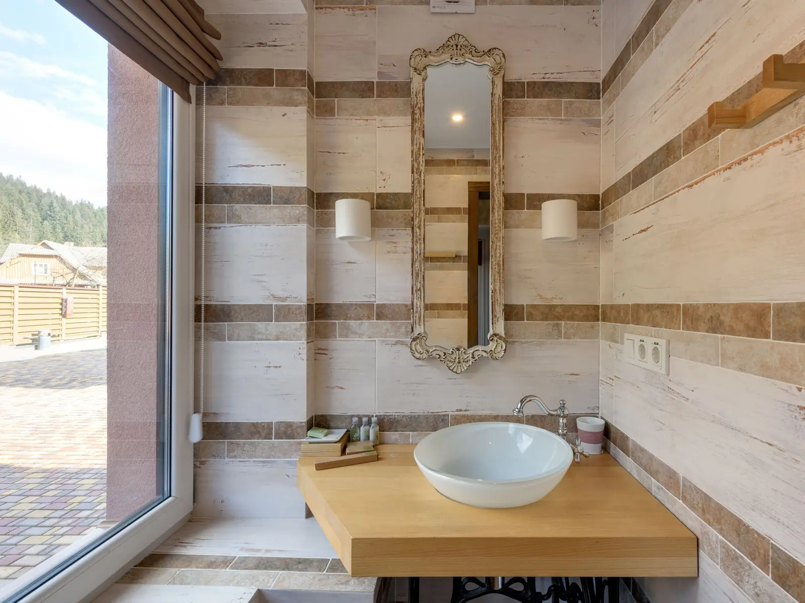 Vasque posée sur un plan en bois dans une salle de bain lumineuse