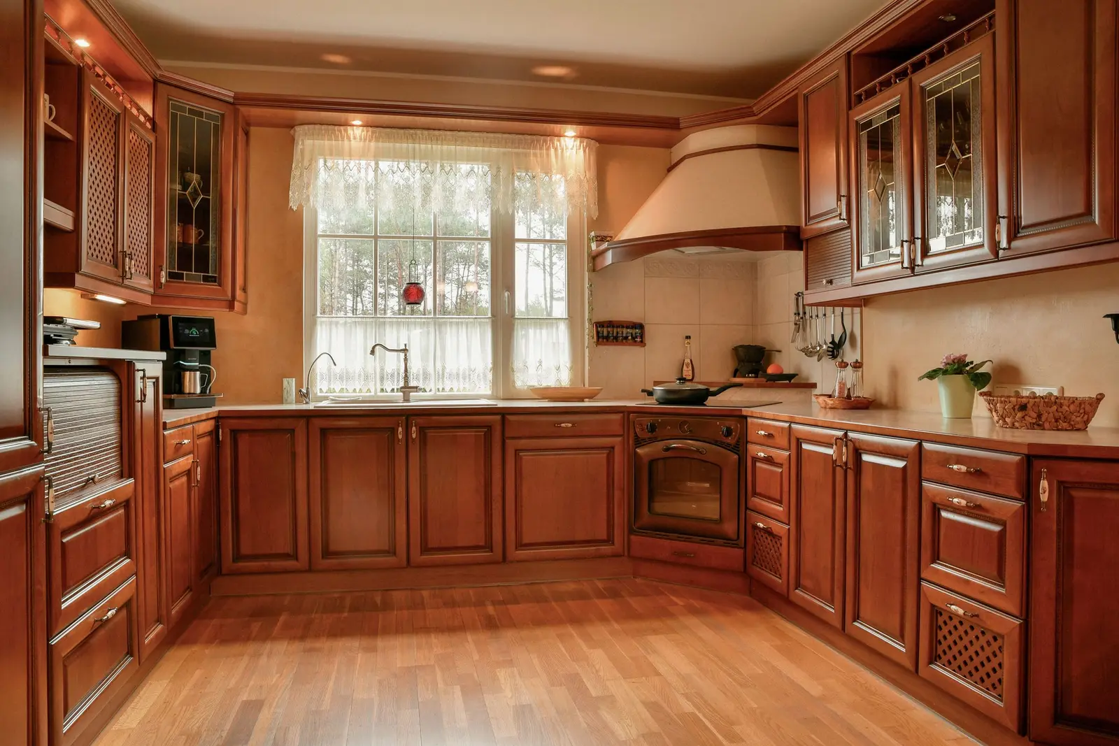 Cuisine classique en bois aux portes à cadre et moulures