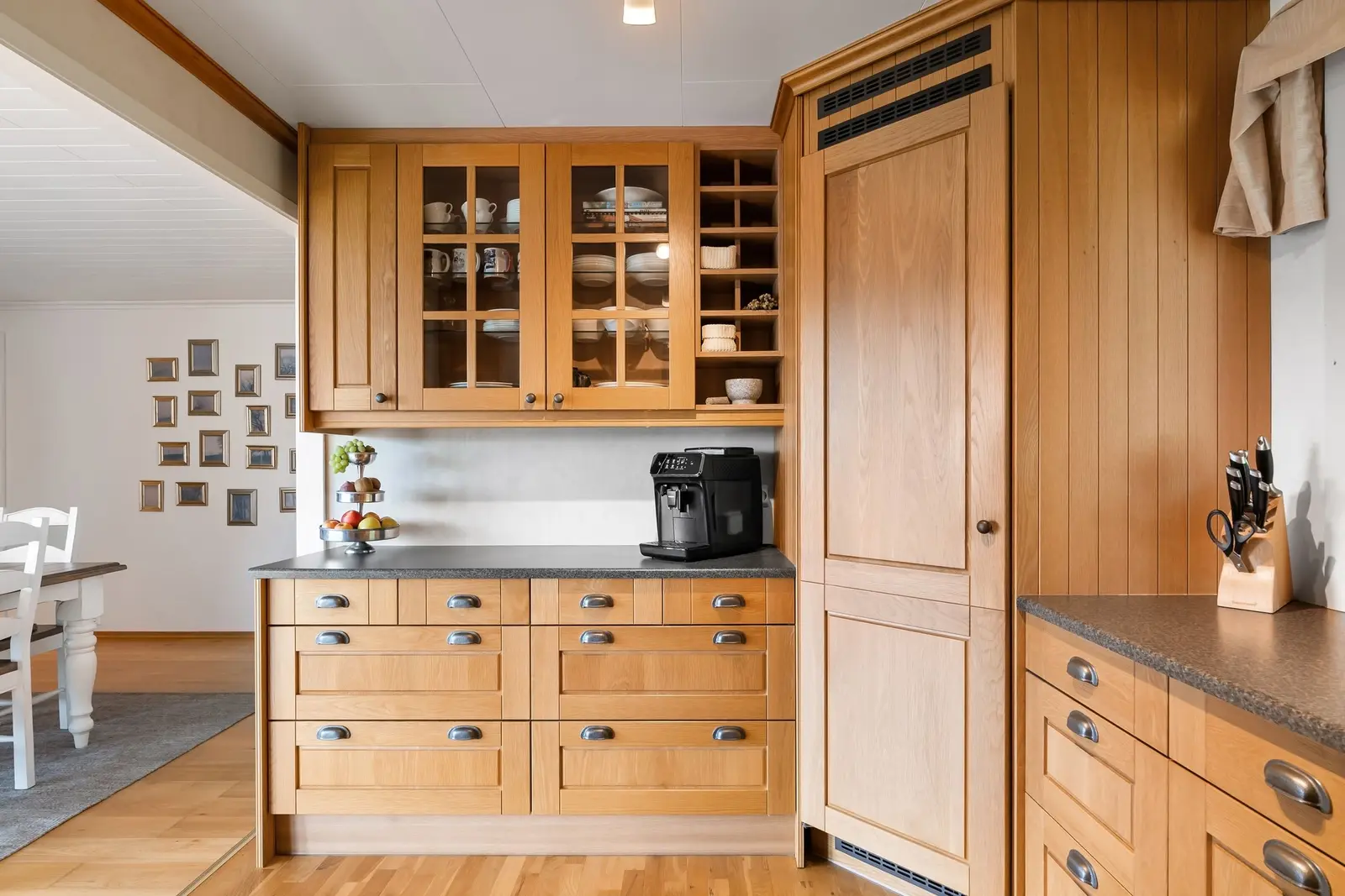 Meubles de cuisine en bois clair aux portes à cadre