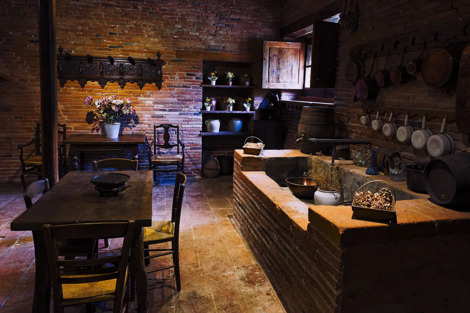 Cuisine rustique adossée à un mur ancien en pierre et en brique