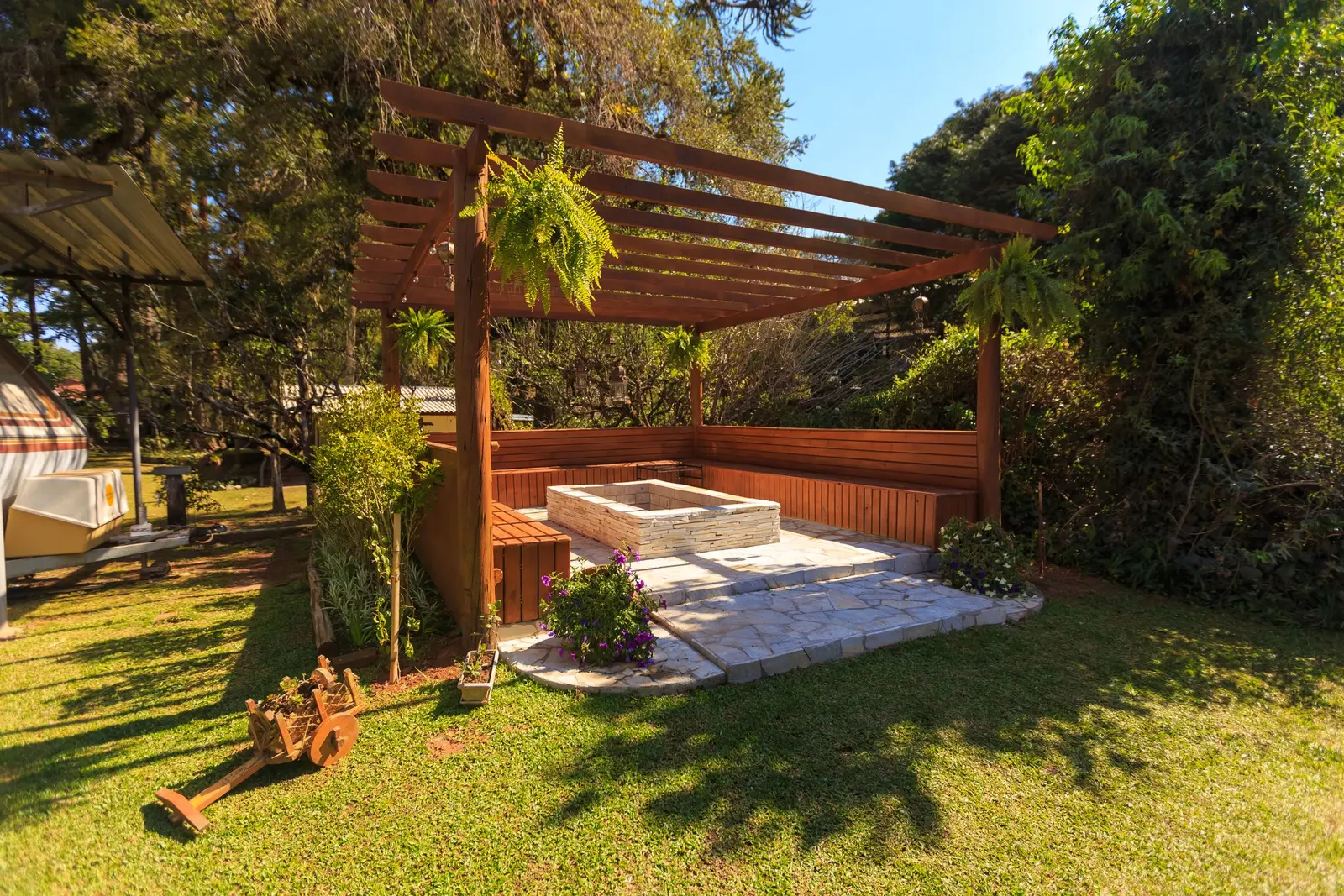 Pergola en bois au fond d'un jardin
