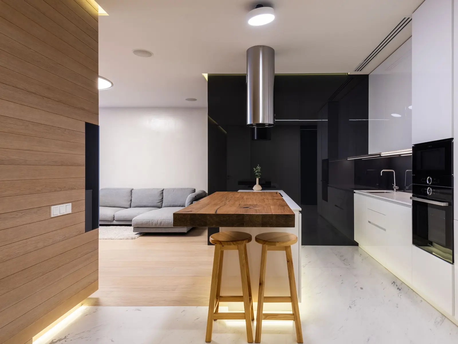 Cuisine contemporaine laquée sans poignée, avec un îlot, dans un intérieur épuré