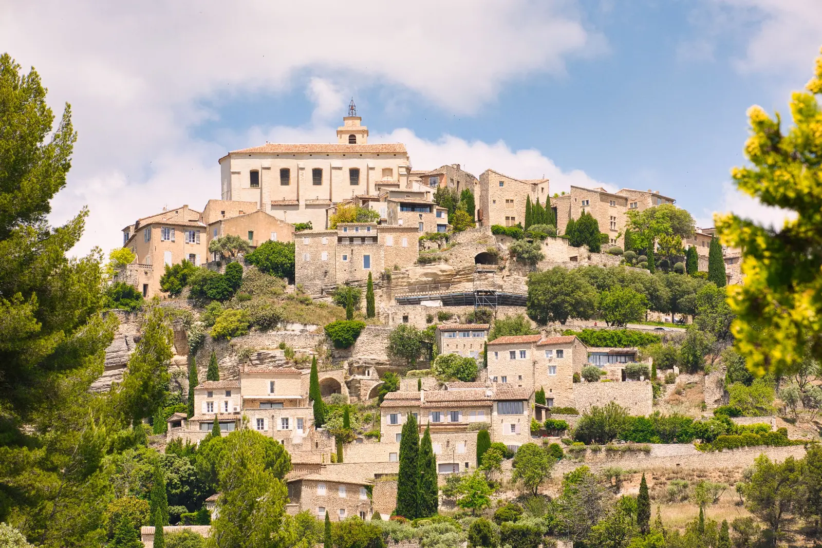 Maisons provençales aux toits de tuiles sur une colline