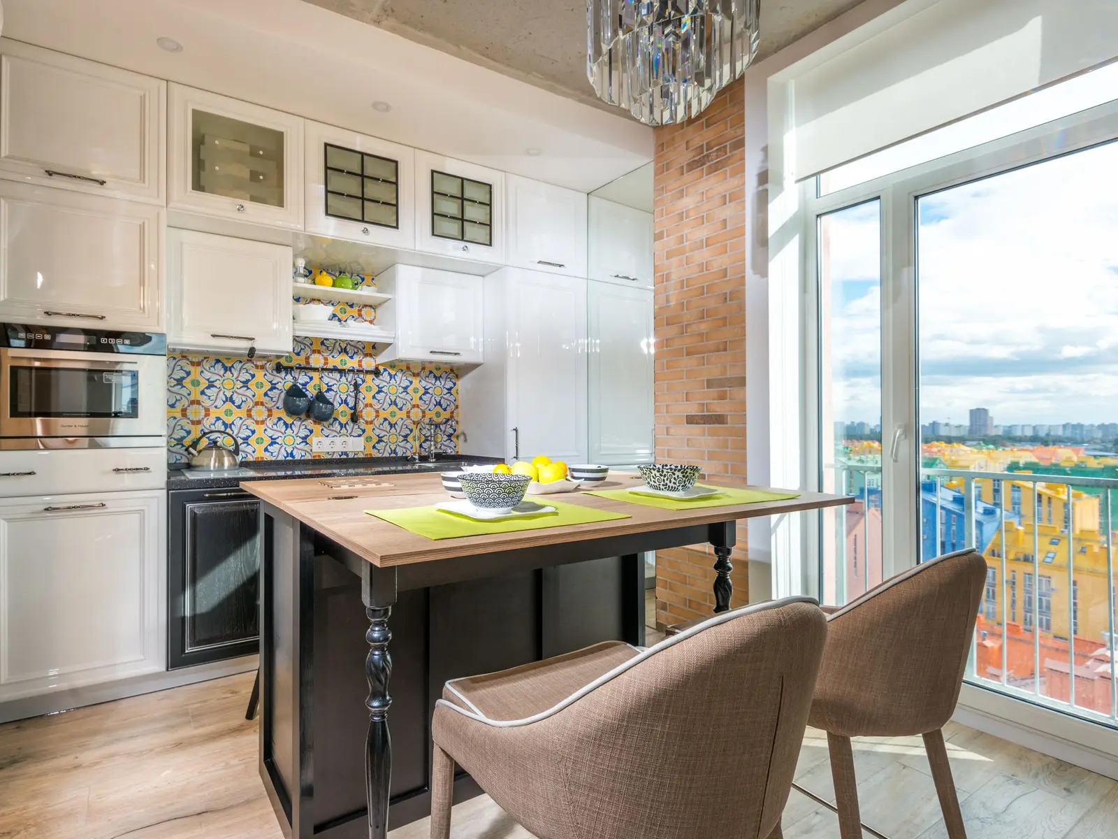 Cuisine d'appartement lumineuse ouverte sur un balcon