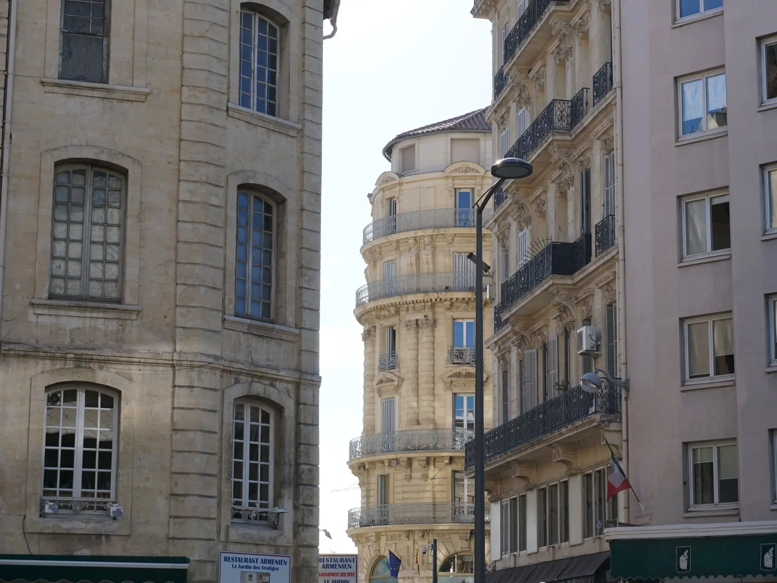 Façade d'immeuble ancien à Marseille, avec ses fenêtres alignées et ses volets