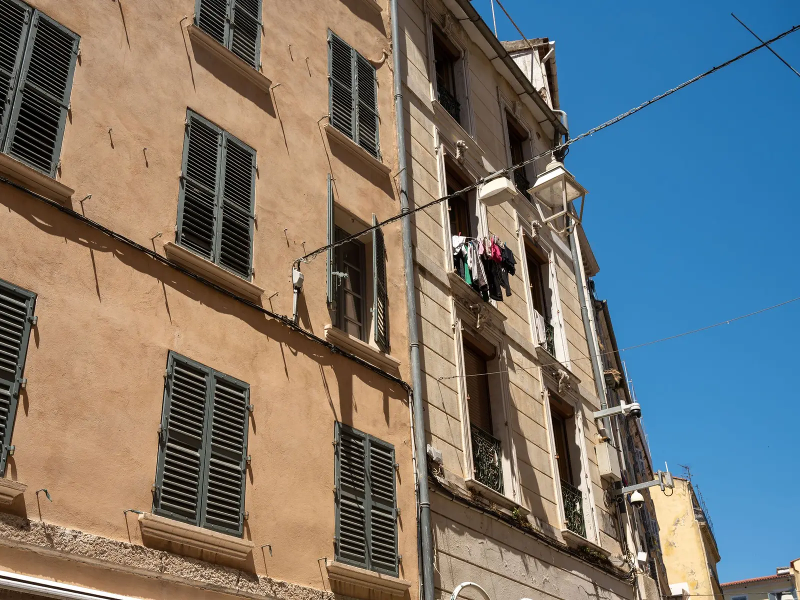 Rue du centre ancien de Toulon bordée d'immeubles aux volets colorés