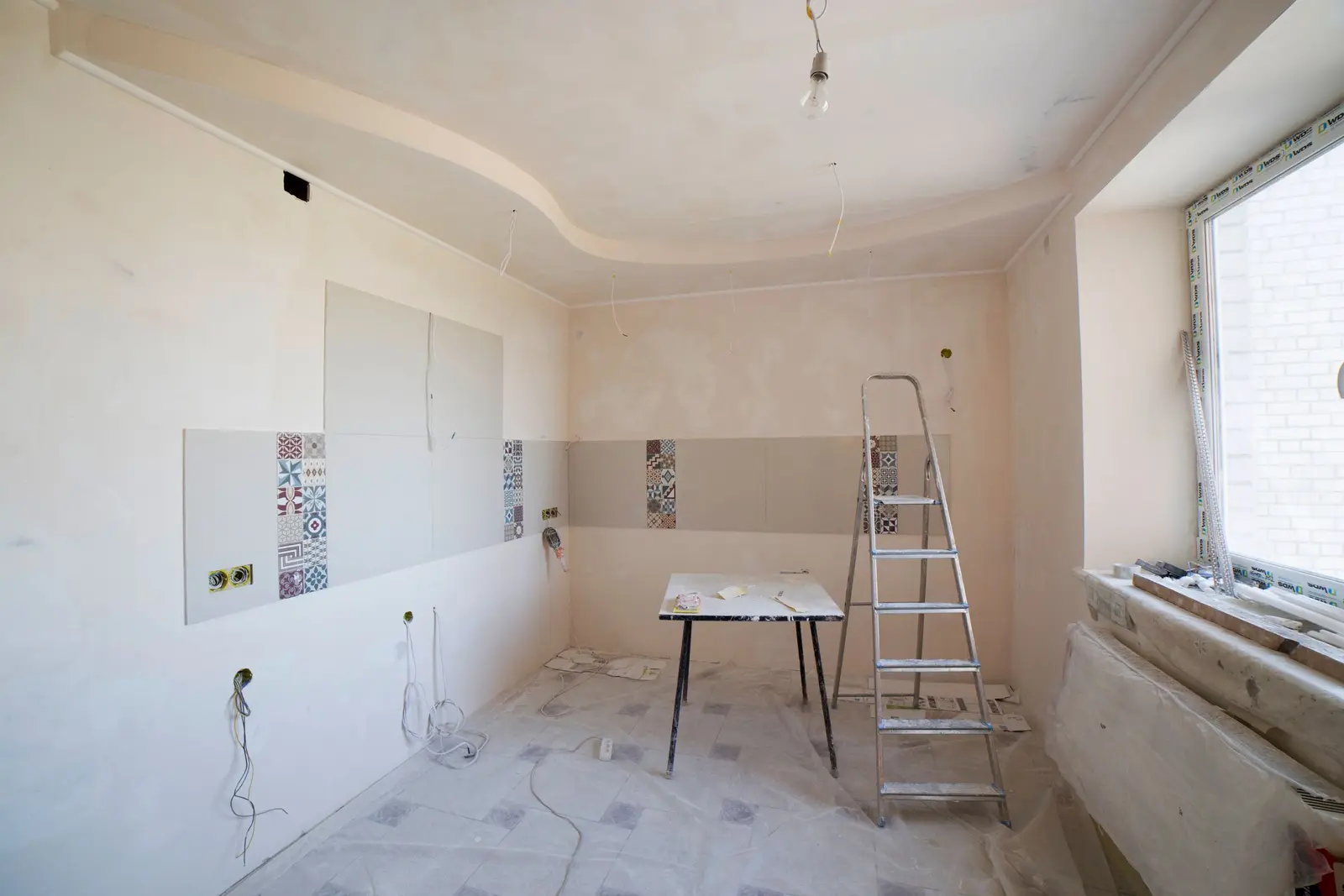 Pièce en travaux, cuisine déposée avant rénovation